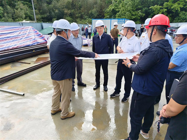 4月28日，市委常务、常务副市长任生调研新安江防洪项目建设情况，黄山韦德（中国）集团副总经理张高峰陪同调研。.jpg