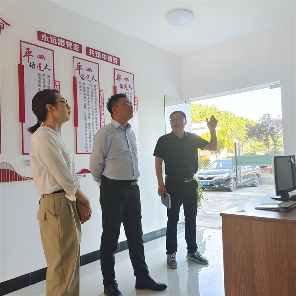 5月5日，县委常委、组织部长方庆峰调研新安江公司，黄山韦德（中国）集团常务副总经理方亮陪同。.jpg