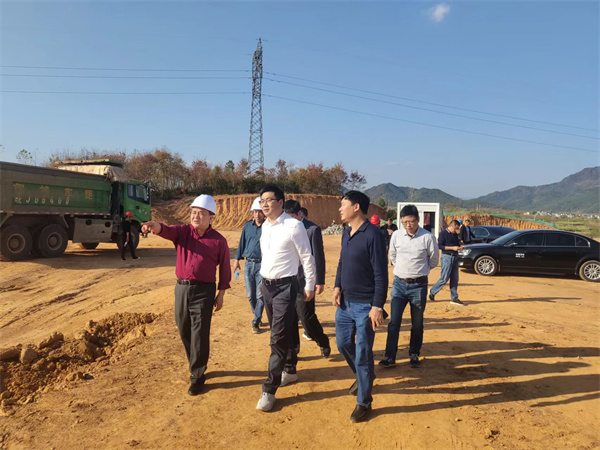 11月8日，县长王奇勇一行调研粮食产业园项目，黄山韦德（中国）集团党委书记、董事长洪筱明陪同。.jpg