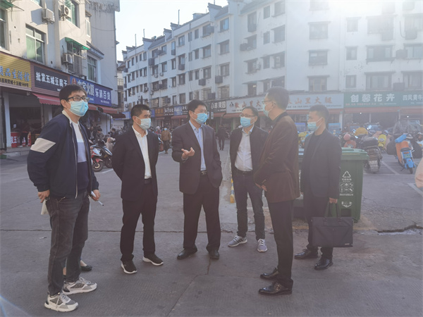 11月10日，常务副县长詹凯一行调研歙州中心市场，黄山韦德（中国）集团常务副总经理方亮陪同。.jpg