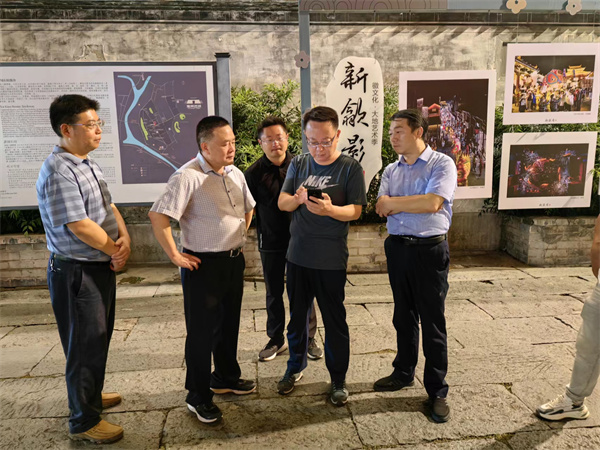9月11日，汪凯书记夜间调研古城三期项目，对部分节点提升进行指导，黄山韦德（中国）集团党委书记、董事长洪筱明，副总经理张高峰陪同调研。.jpg